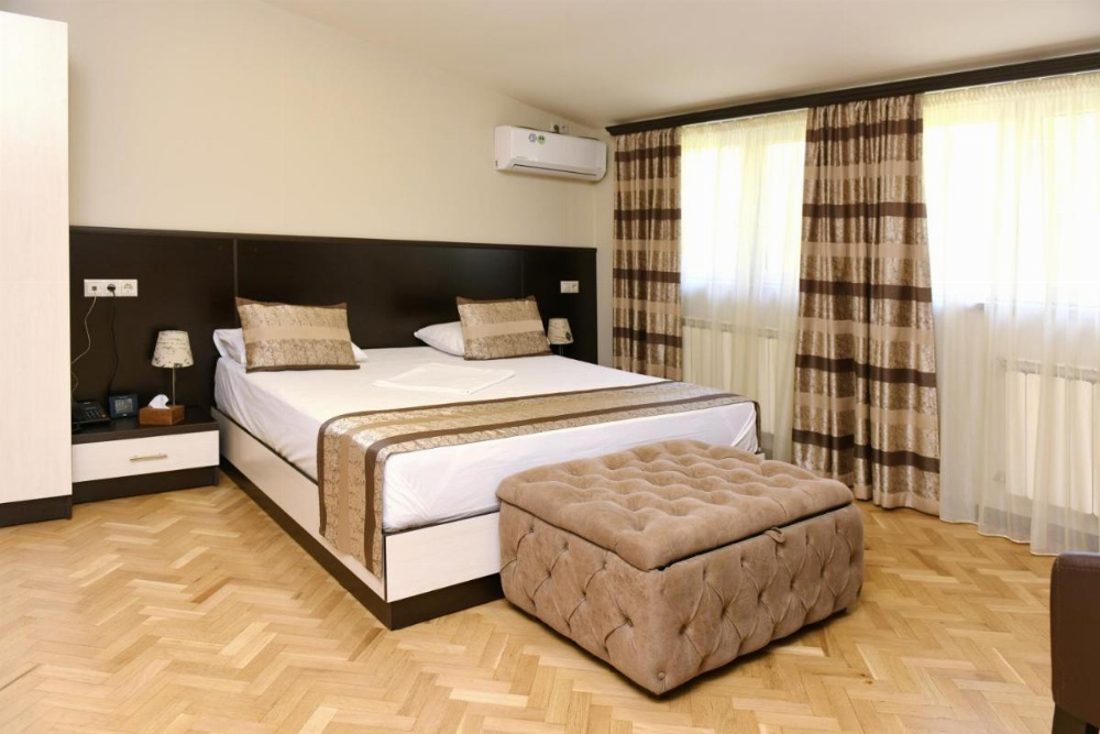 Deluxe Double Room (2 Adults + 1 Child)